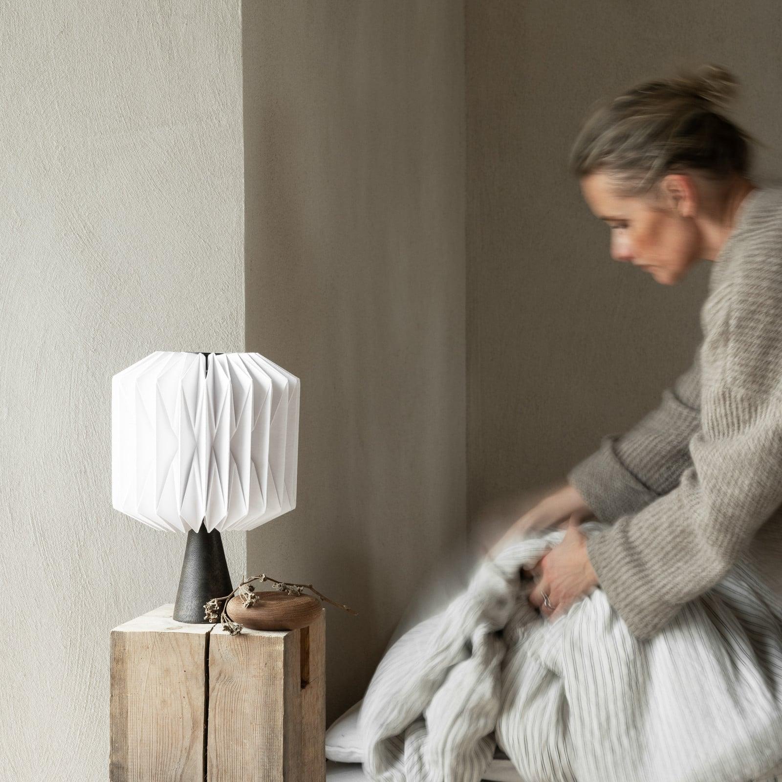 Watt & Veke Fia bordlampe hvit/svart – Watt & Veke Watt & Veke - Stue - Skandinavisk - Tre - Med en lyskilde