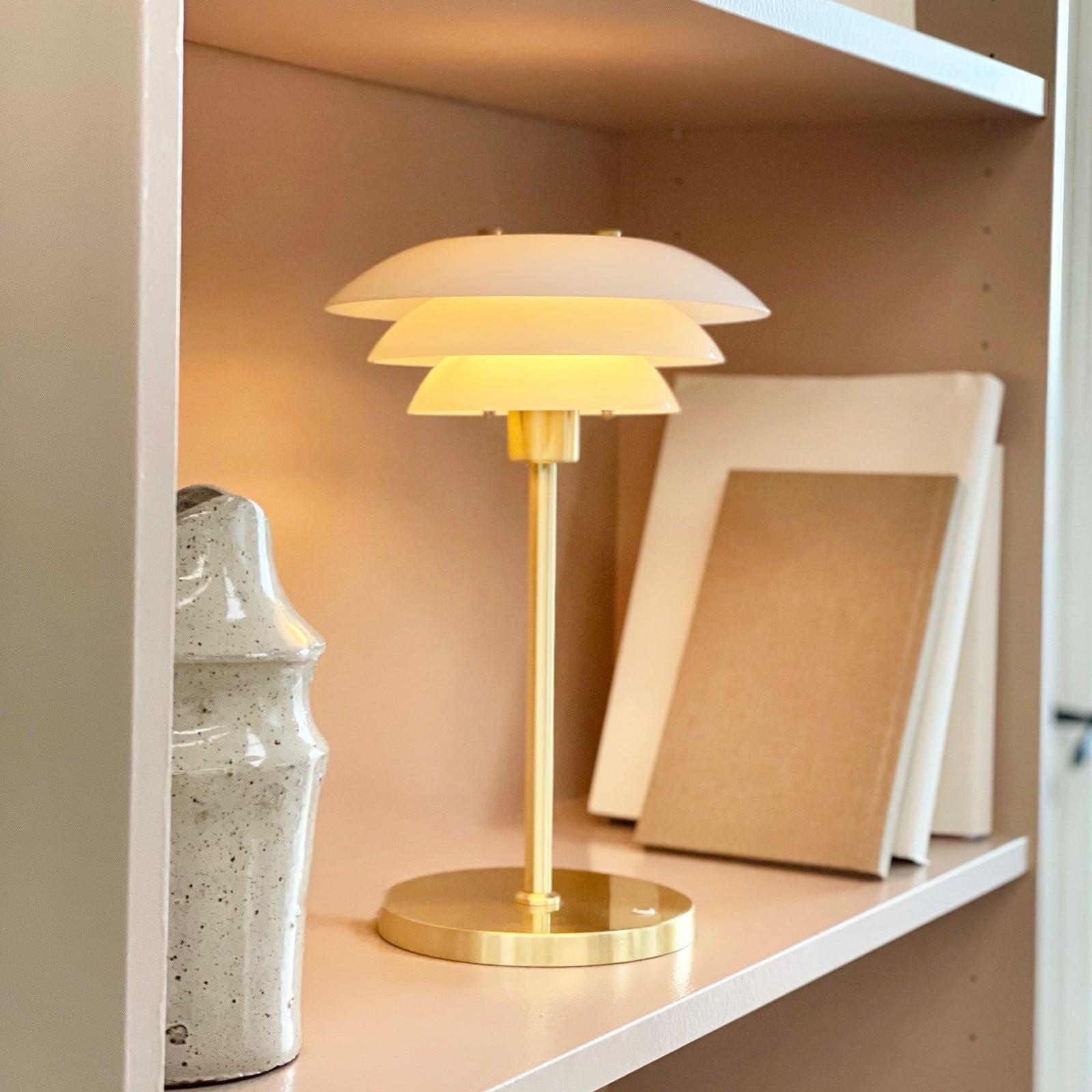 Dyberg Larsen DL20 Bærbar bordlampe Opal/Messing Dyberg Larsen - Soverom - Design - Metall - Med skjerm