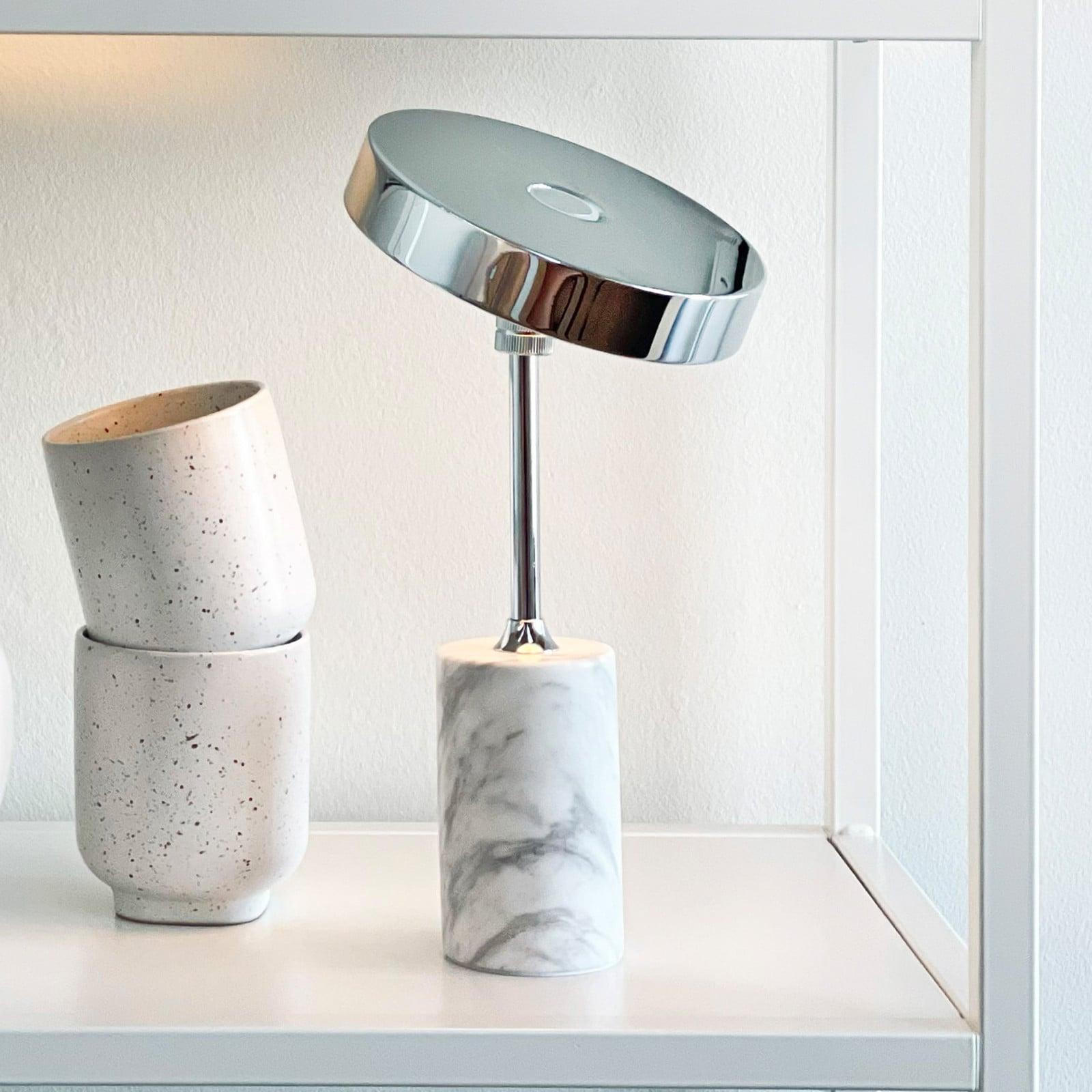 Dyberg Larsen Starlight LED-bordlampe med batteri, krom/hvit Dyberg Larsen - Stue - Design - Metall - Med skjerm