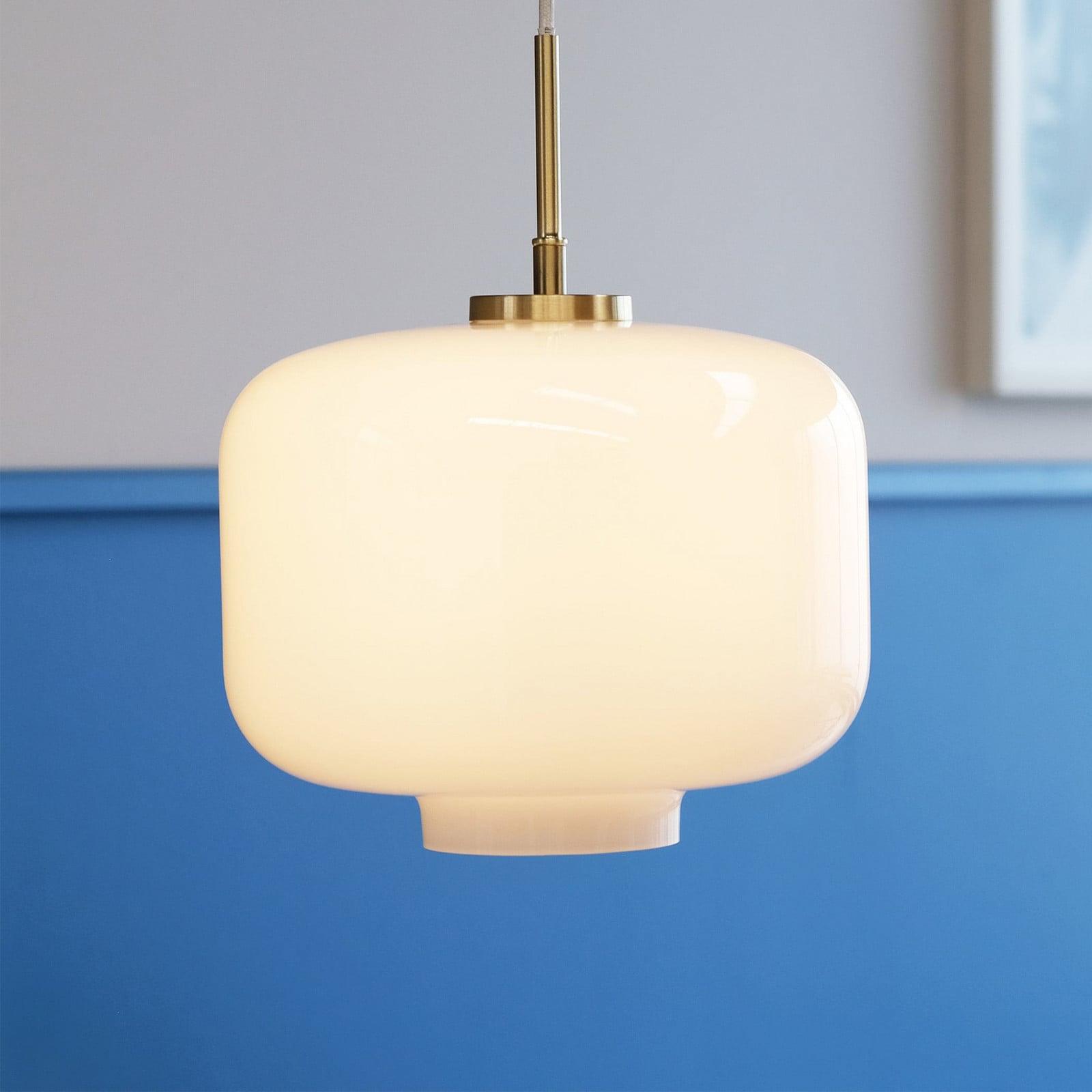 Dyberg Larsen Arp pendellampe Ø30 Opal/Messing Dyberg Larsen - Stue - Design - Glass - Med skjerm
